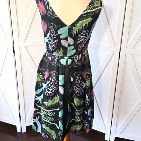 Floral Sleeveless Dress - Black and Green - Picture 8 of 14